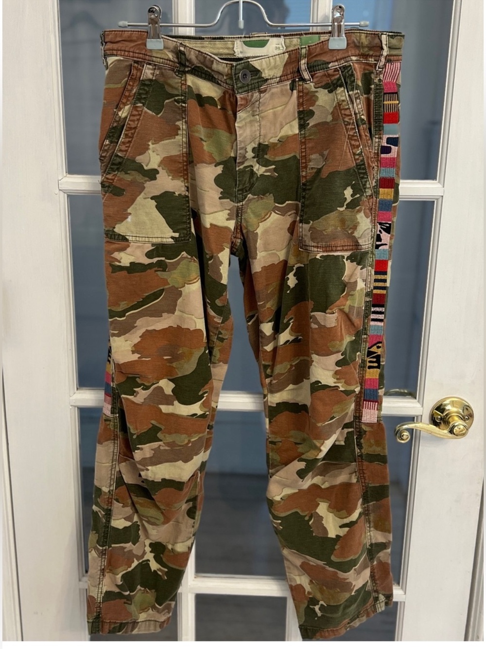 ANTHROPOLOGIE Women's
Camo The Wanderer Cargo Pants
Size 30. Cool side detail!